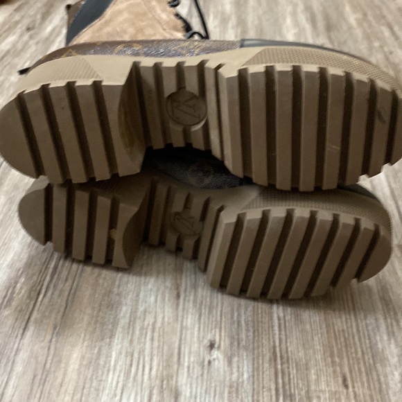 WORN ONCE authentic women’s Louis Vuitton lace up boots - Picture 5 of 7